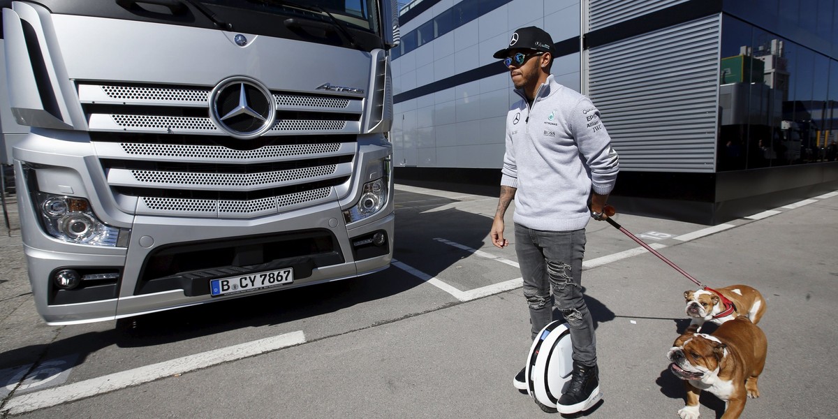 Lewis Hamilton na dziwnym spacerze z psami na katalońskim torze