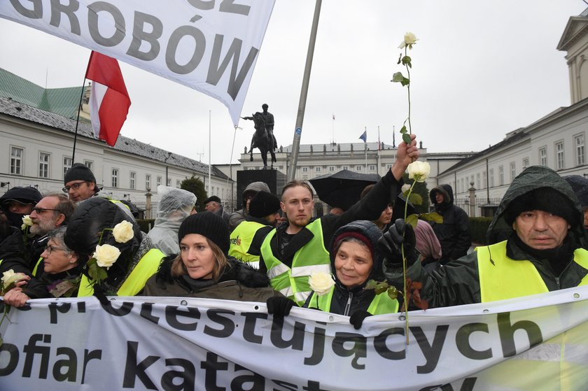 Zamieszanie w rocznicę Smoleńska. Protestują przeciwko ekshumacjom