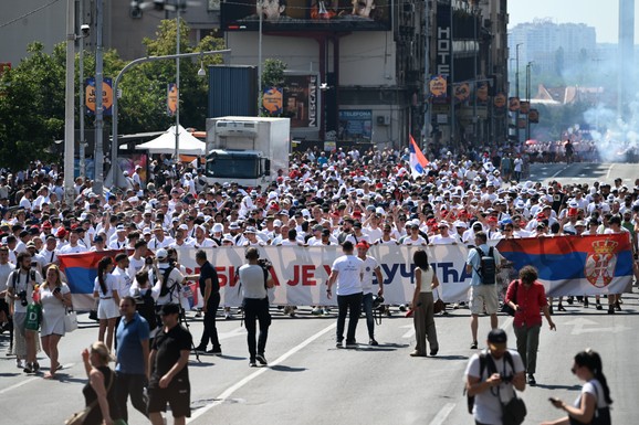 MITING SNS U BEOGRADU Građani pristižu ispred Skupštine, Brankov most zatvoren za saobraćaj: Bajkeri se okupili, a Vučić ovako pozvao na skup (FOTO, VIDEO)
