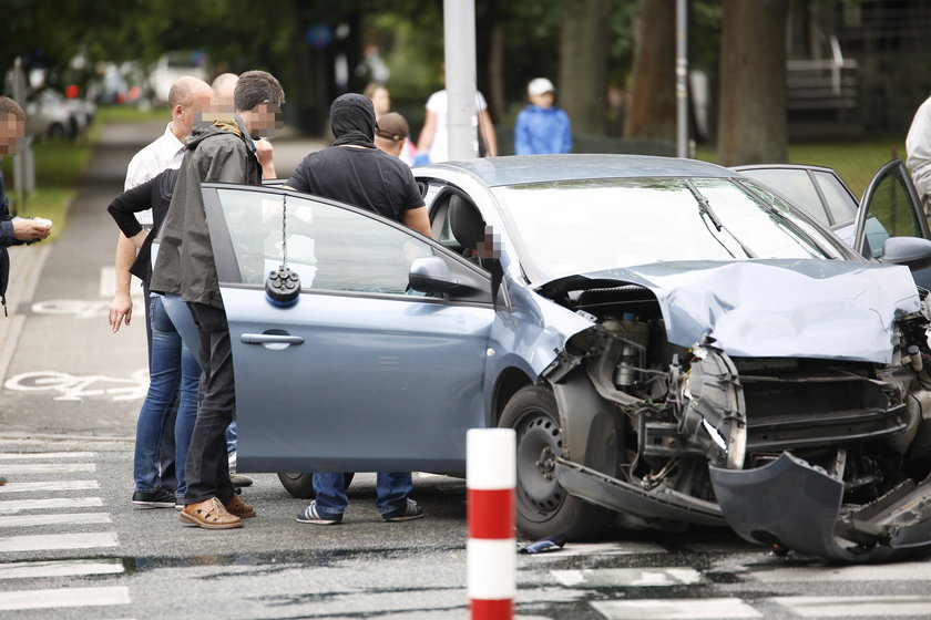 Nieoznakowany radiowóz zderzył się z oplem. Cztery osoby zostały ranne