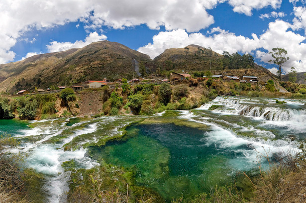 Obecnie koncern Newmont buduje w Peru wartą 5 mld dolarów kopalnię złota. W pobliżu znajdują się cztery jeziora, które zapewniają wodę dziesiątkom lokalnych społeczności. Na zdjęciu: wodospady w peruwiańskich Andach.