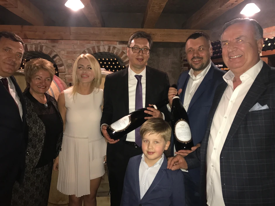 Vučić u vinariji "Vukoje" sa članovima porodice 
