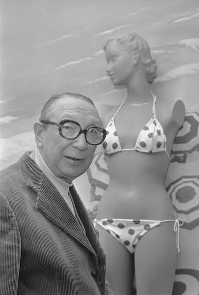 Louis Reard w swoim butiku na Avenue de l&#39;Opera w Paryżu z jednym ze swoich aktualnych projektów bikini, 3 listopada 1974 r. / Zdjęcie: Bettmann Getty Images