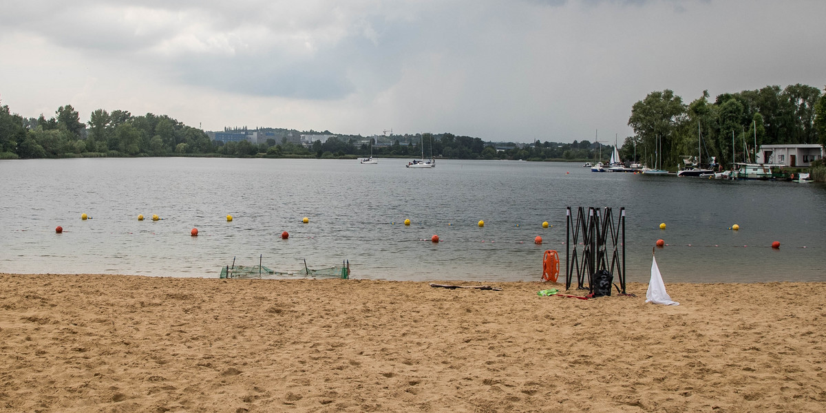 Plaża to idealne miejsce na spędzenie czasu w upalne dni.