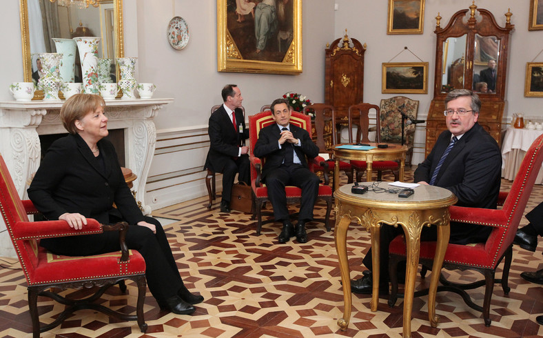 Prezydent RP Bronisław Komorowski (P), prezydent Francji Nicolas Sarkozy (C) oraz kanclerz Niemiec Angela Merkel (L) podczas rozmów trójstronnych państw Trójkąta Weimarskiego w Pałacu w Wilanowie, 7 bm. W stolicy po raz pierwszy od kilku lat, odbędzie się szczyt Trójkąta Weimarskiego. (kkk) PAP/Paweł Supernak