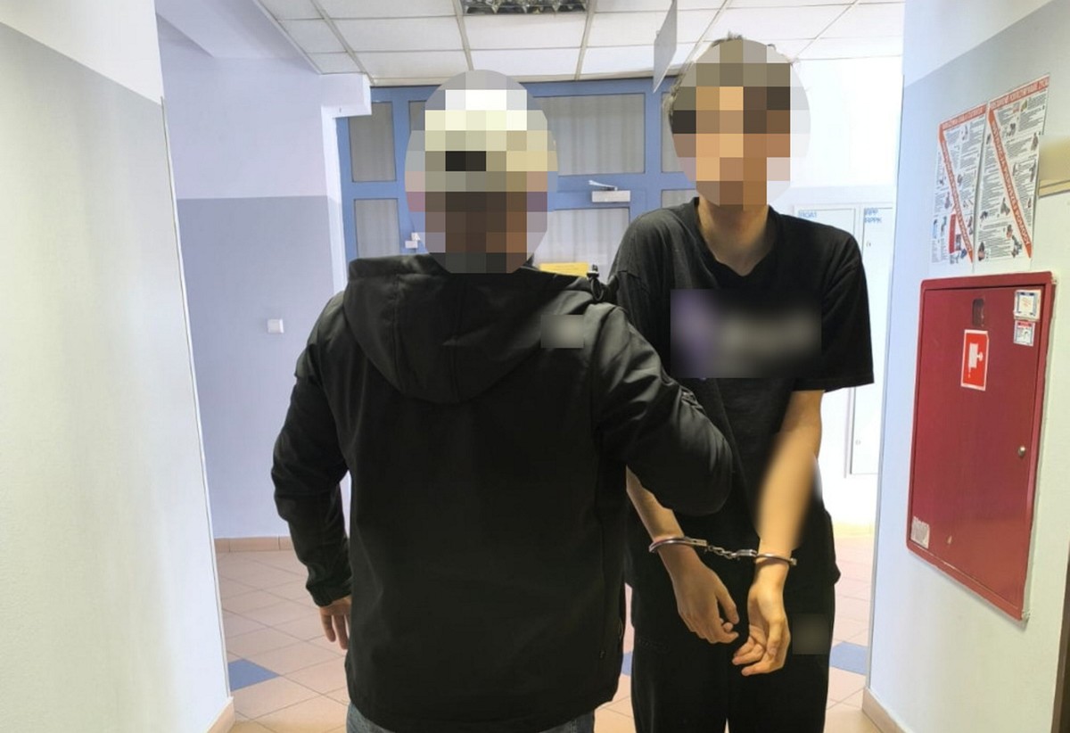 Wdarli się z maczetami do mieszkania na Bemowie. Potem zgotowali piekło właścicielowi