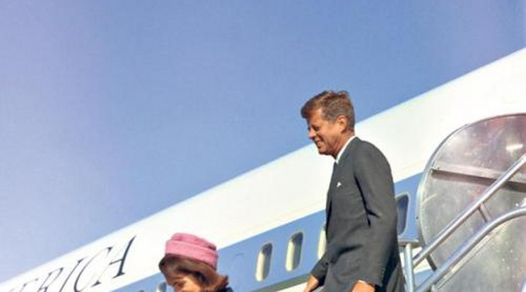 JFK az elnöki gépen szexelt nejével a megölése előtt