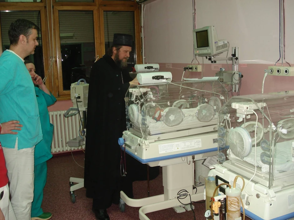 Vladika je blagosiljao sve porodilje i bebe