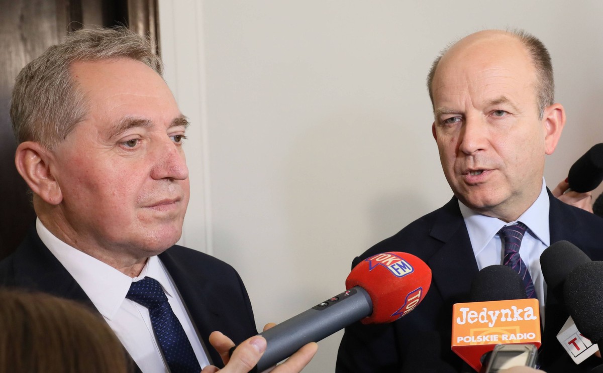 Pytany, czy po czwartkowym spotkaniu jest bliżej do porozumienia rządu z protestującymi lekarzami, odarł, że "jest bliżej lepszych rozwiązań w służbie zdrowia, która jest budowana dla pacjentów"