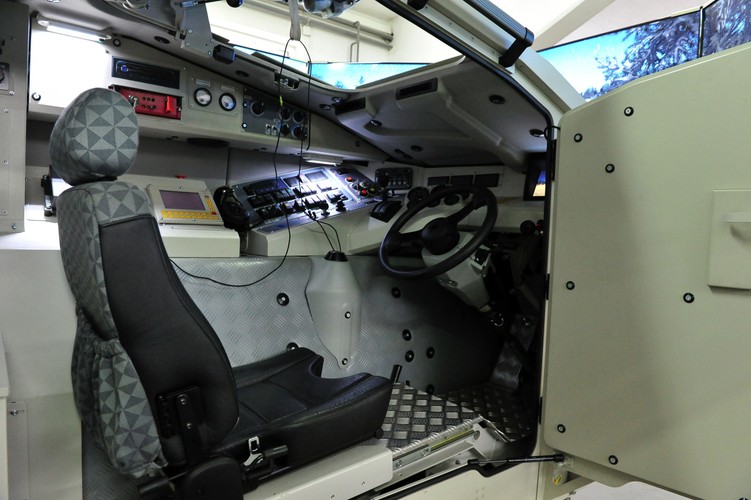 W założeniach projektowych konstruktorzy postawili na jak najwierniejsze odtworzenie wnętrza przedziału kierowcy. <br><br> fot. (zuz) PAP/Marcin Bielecki