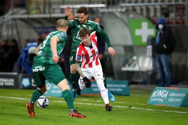 Zawodnik Cracovii Jakub Kosecki (P) oraz Piotr Celeban (L) i Patryk Janasik (C) ze Śląska Wrocław