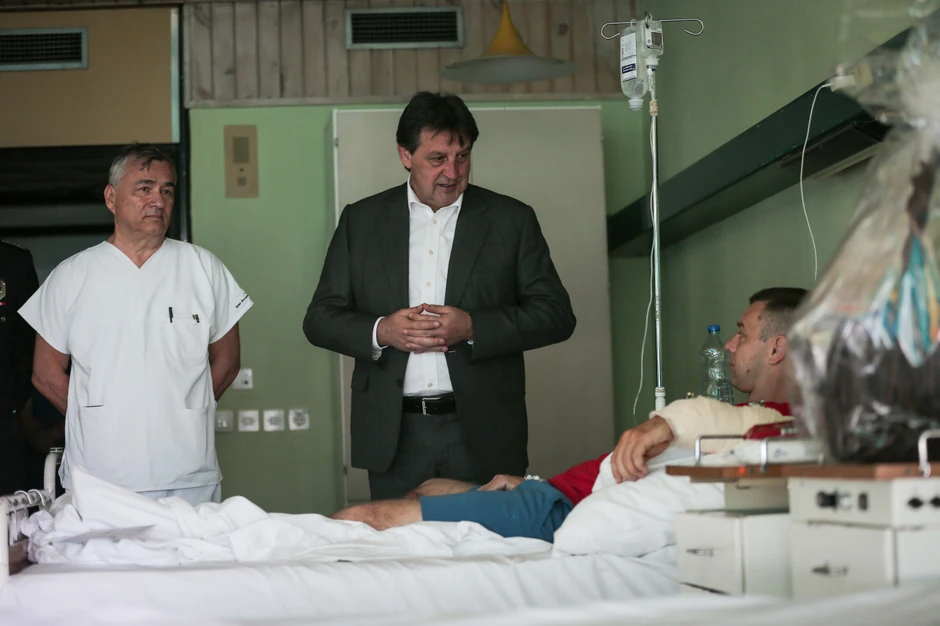 Bratislav Gasić u poseti ranjenom žandarmu u Subotici 