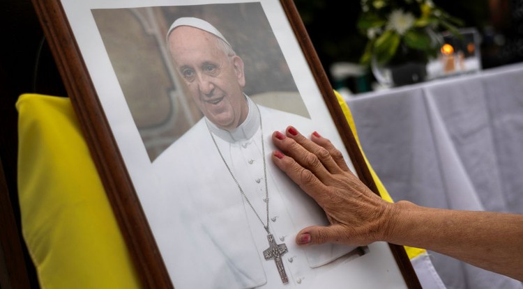 Továbbra is imádkoznak hívei Ferenc pápáért Fotó: Getty Images