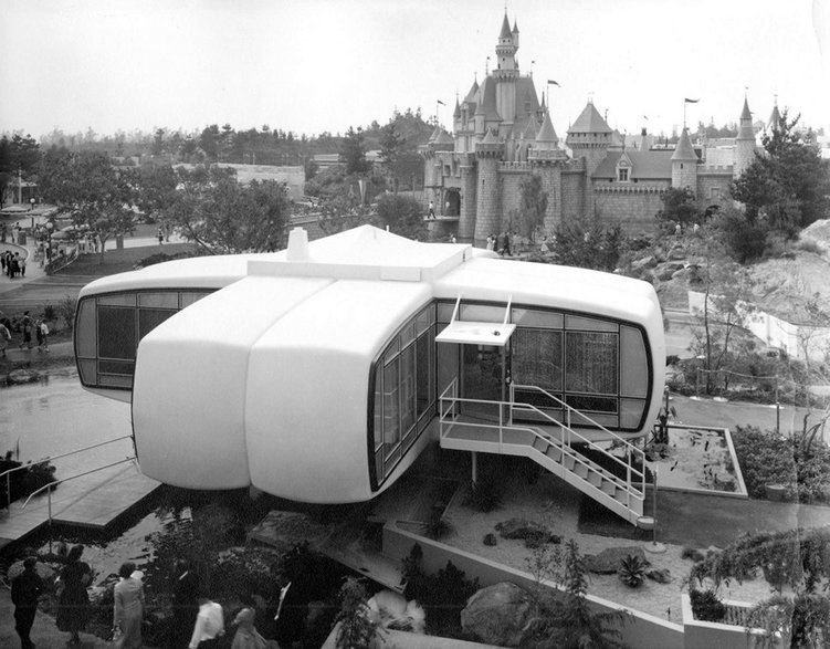 Pokazowy dom przyszłości powstał dzięki Monsanto Company, Massachusetts Institute of Technology i Walt Disney Imagineering. Stał w Disneylandzie od 1957 do 1967 r.