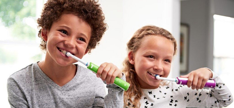 Szczotką i pastą – Jak prawidłowo dbać o higienę jamy ustnej dziecka? Krótki poradnik dla rodziców