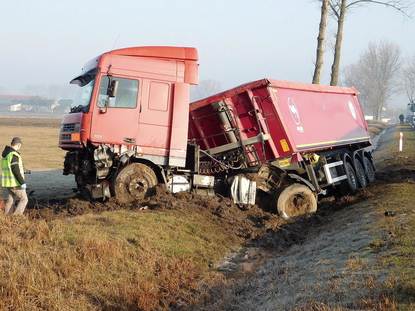 Osobówka Wbiła Się W Tira. Zginął Młody Kierowca