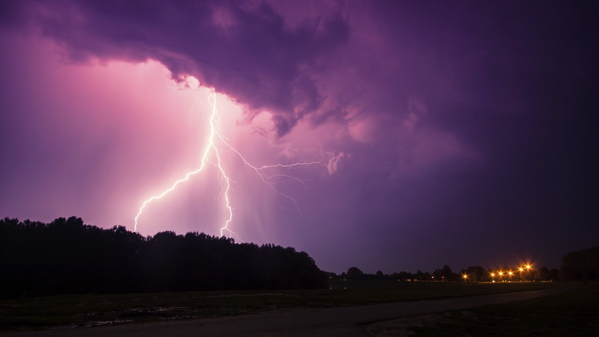 Instytut Meteorologii i Gospodarki Wodnej ostrzega przed intensywnymi opadami deszczu i burzami. Dziś rano wydano ostrzeżenia pierwszego stopnia dla czterech województw. IMGW prognozuje także wydanie kolejnych komunikatów. Zagrzmi i popada niemal w całej Polsce.