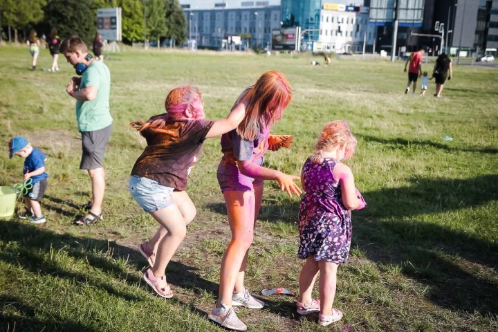 Kolor Fest. Przy dźwiękach Ekipy młodzi ludzie bawili się na święcie kolorów [ZDJĘCIA]