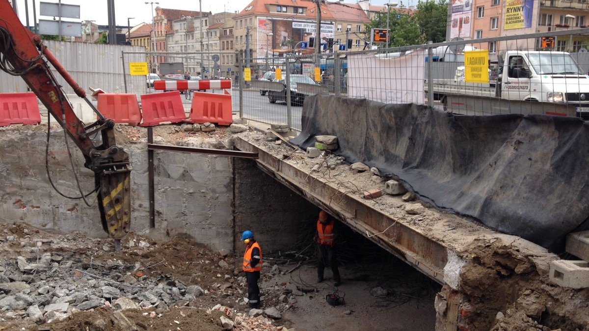 Od soboty tramwaje przez co najmniej pięć tygodni nie będą się zatrzymywały na przystanku przy remontowanym przejściu Świdnickim. Dostępny będzie za to nowo powstały przystanek przy Zamkowej i Gepperta.