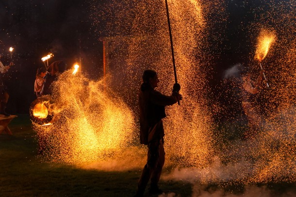 Ceremonie saunowe potrafią przyciągać tłumy. 