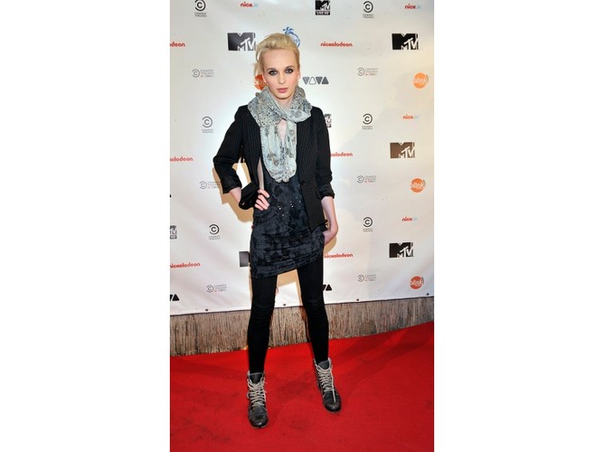 Madox w kobiecym wcieleniu świetnie się czuje.