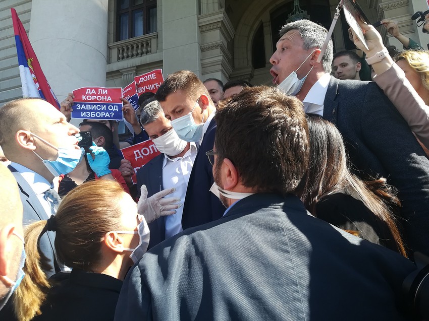 Boško ispred Skupštine