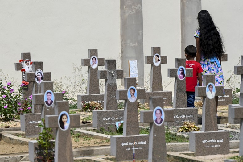 Tumbas de víctimas de ataques terroristas en Sri Lanka