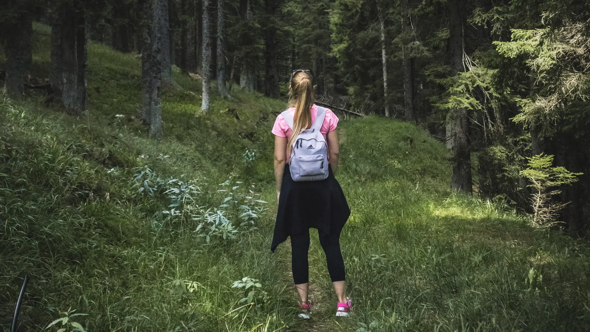 Wybierasz się na weekend do lasu? Tych trzech rzeczy nie może zabraknąć w twoim plecaku