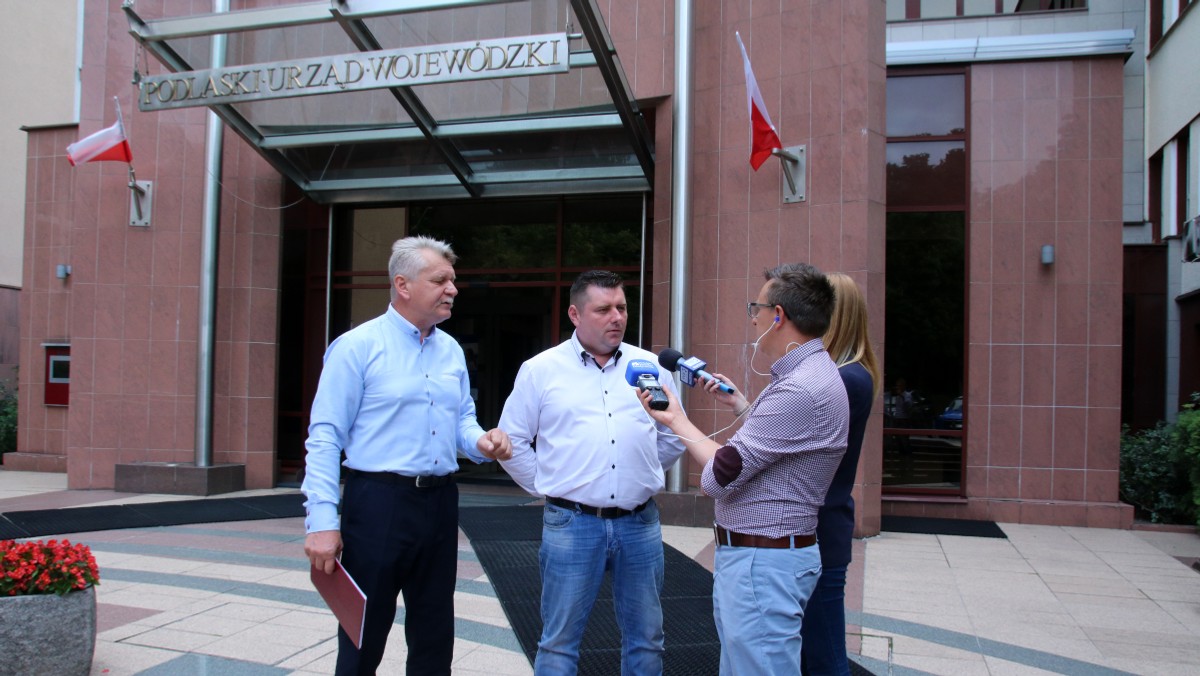 Zastrzeżenia do sposobu obliczania start spowodowanych suszą w gospodarstwach rolnych zgłosił Zespół Obywatelskiego Programu Rolnego Kukiz15. Apeluje do ministra rolnictwa, by przy obliczaniu strat w uprawach nie łączyć tego z produkcją zwierzęcą prowadzoną przez rolnika. Zdaniem Krzysztofa Tołwińskiego to zaniża poziom strat, a susza dotyczy wyłącznie produkcji roślinnej.