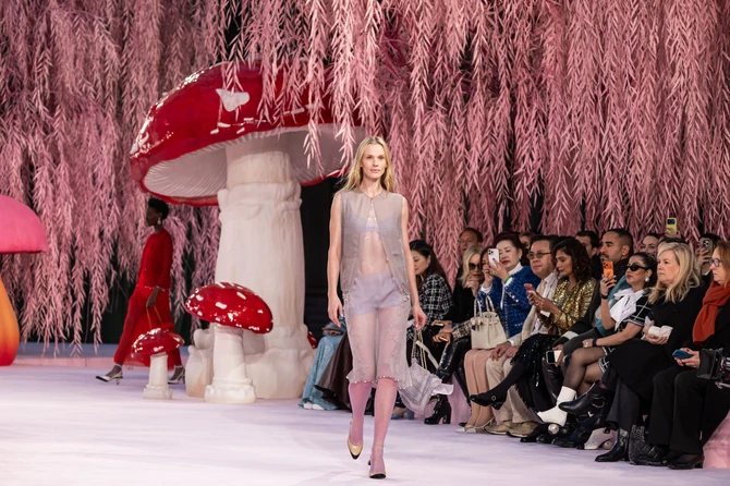 Scenografija je po tradiciji bila spektakularna