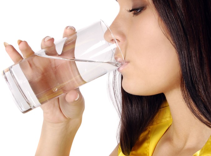 Po drugie: każde 'posiedzenie' przy stole zaczynaj od wypicia szklanki wody mmineralne