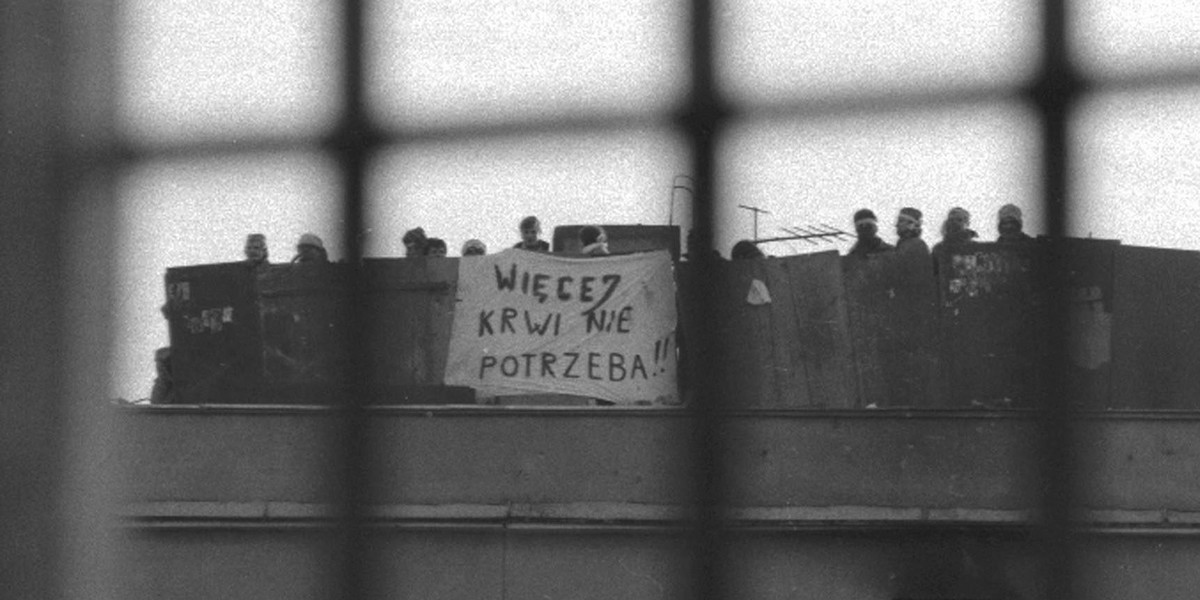 Wsadzili mu głowę między pręty i spalili żywcem. Tak buntowali się więźniowie po 1989 roku