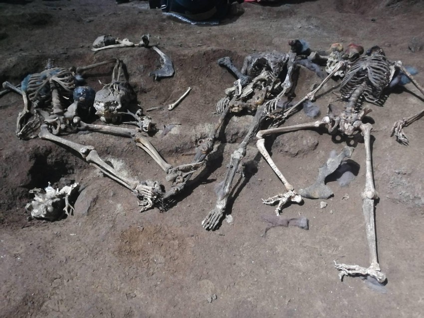 Skeleti kao scenografija jedne scene u pećini