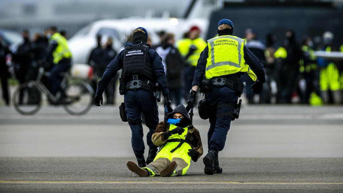  Wtargnęli na teren lotniska w Amsterdamie. 100 osób aresztowanych 