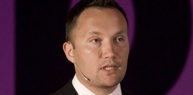 <b>Jakub Zabłocki - ma 38 lat i jego majątek szacuje się na około 790 mln zł</b>
<br>
<br>
Zabłocki pracował w finansach od 1996 roku - najpierw w Banku Przemysłowym, potem w Gilette Poland i w BRE Banku w Warszawie.
<br>
<br>
Następnie założył własną firmę. Stwo­rzenie Biura Maklerskiego X-Trade Brokers zajęło Zabłockiemu siedem lat. Dziś X-Trade jest jedną z najbardziej rozpoznawalnych polskich instytucji finansowych.