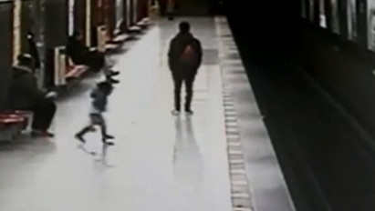 Hőstett az utolsó pillanatban: így menekült meg a metró elé futó 2 éves kisfiú – videó