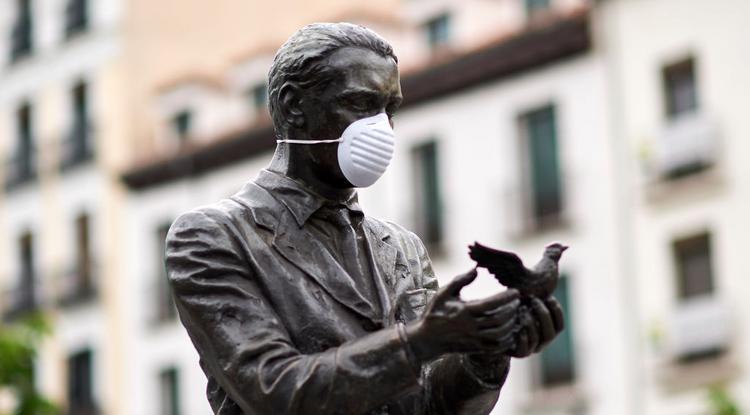 Egy maszkot viselő Federico Garcia Lorca szobor Madridban, április  14-én.