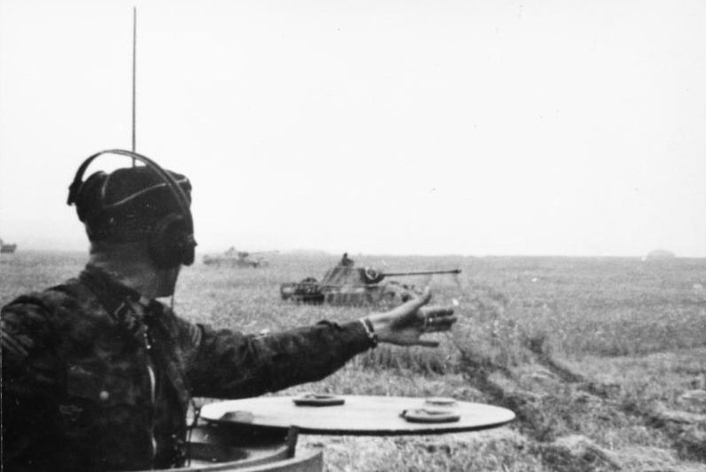 Niemiecki oficer wydaje rozkaz czołgom PzKpfw V Panther do ruszenia do ataku