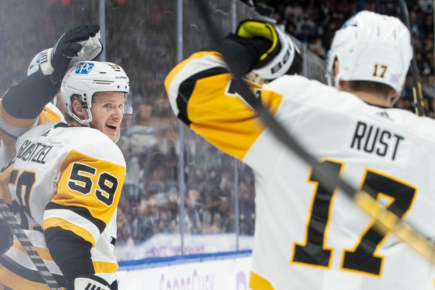 Radość hokeistów Pittsburgh Penguins (L - Jake Guentzel, P - Bryan Rust)