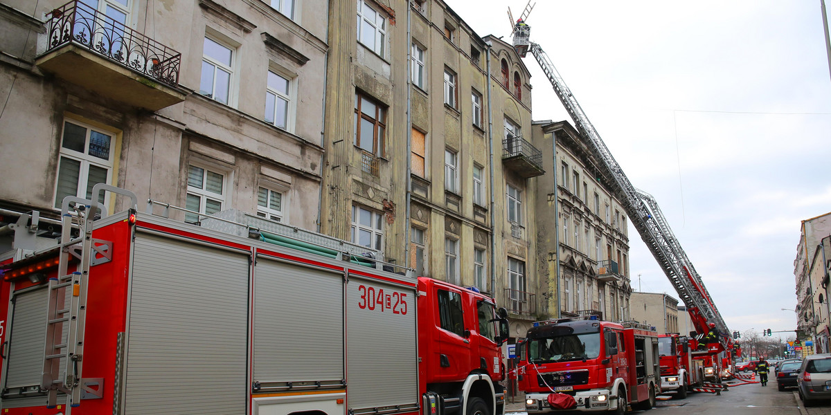 Pożar przy ul. Zarzewskiej w Łodzi. Ewakuowano mieszkańców z kamienicy