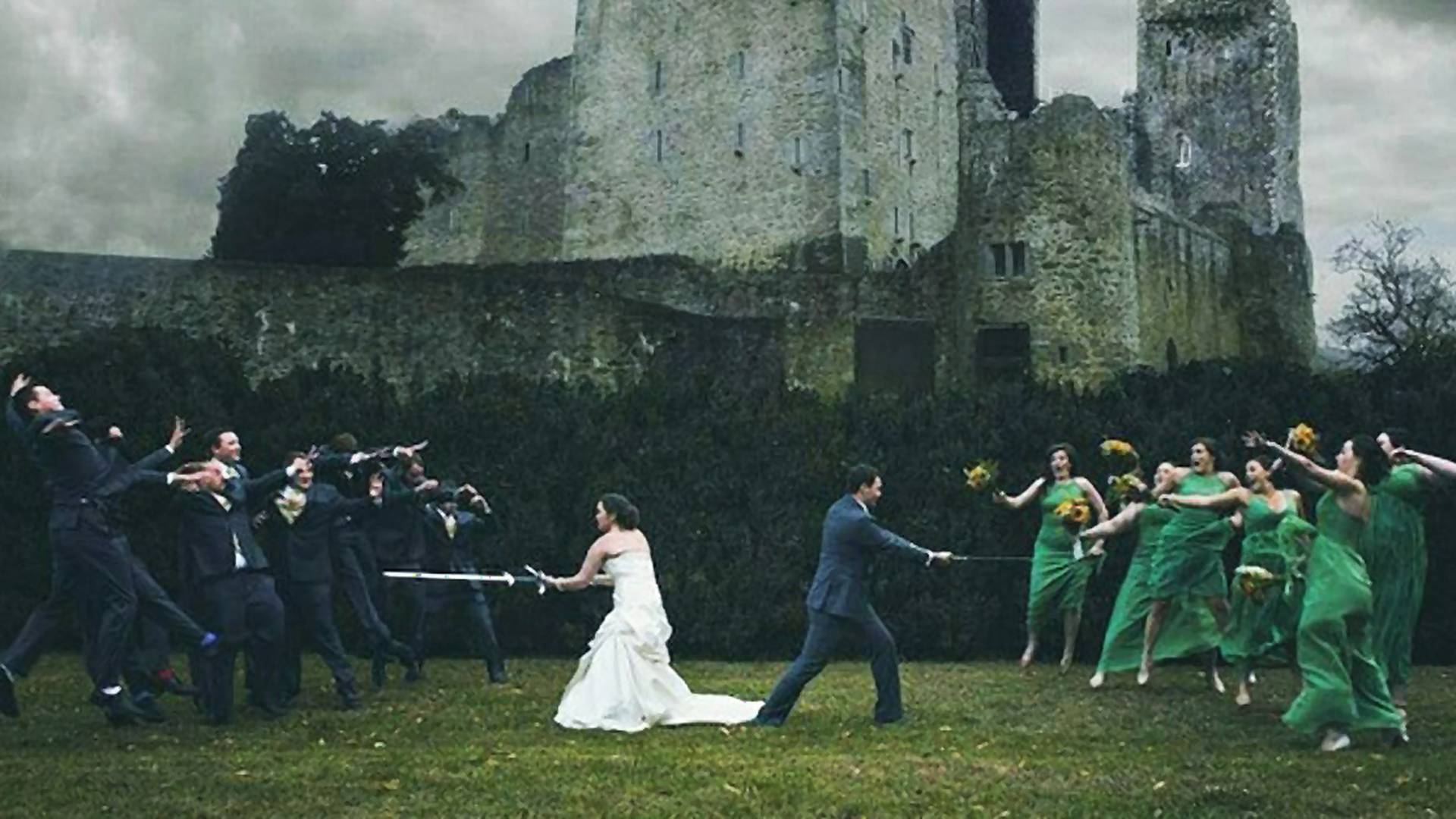 Dokonalé svadobné fotky novomanželov, ktorým nechýba originalita