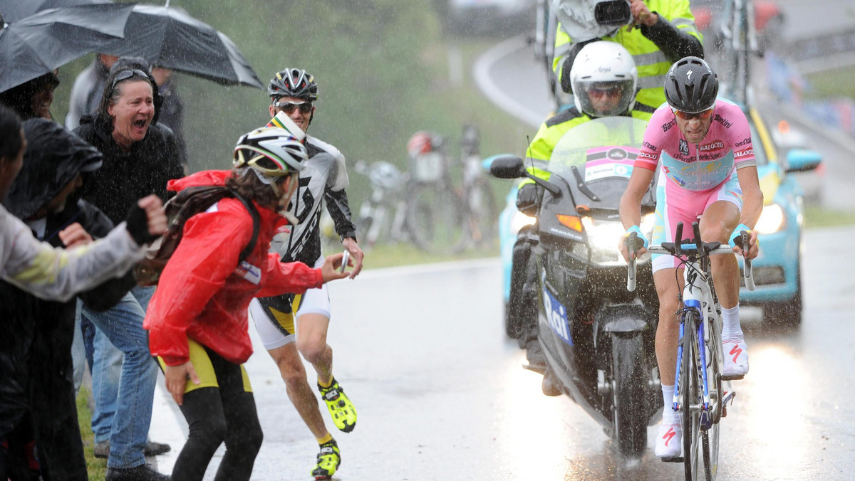 Bardzo złe wieści dla kibiców kolarstwa napłynęły z Włoch. Piątkowy 19. etap (139 km z Ponte di Legno do Val Martello) został odwołany. Wszystko przez bardzo złe warunki atmosferyczne - poinformował serwis cyclingnews.com.