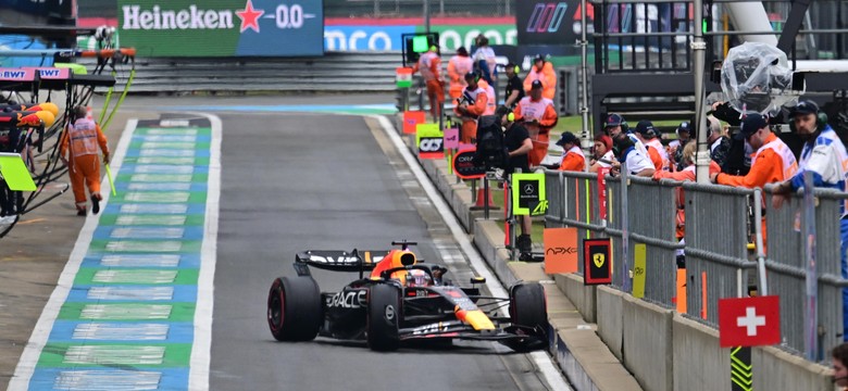 Max Verstappen wyjeżdżając z pit stopu uderzył w ścianę boksu i uszkodził bolid