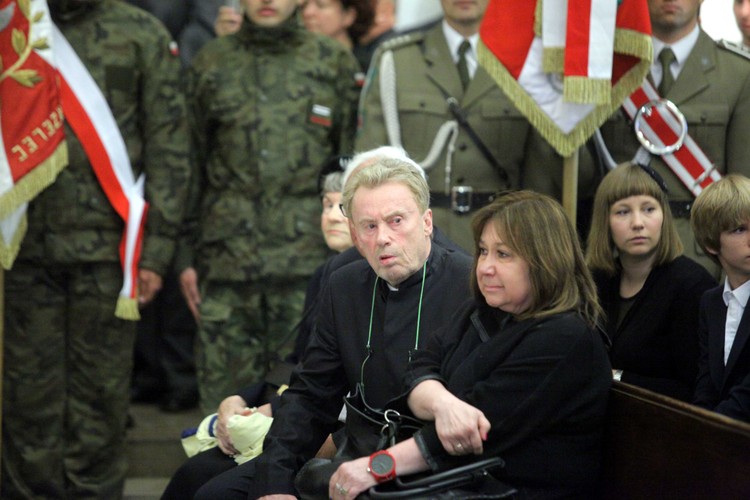 Daniel Olbrychski z żoną w Katedrze Polowej WP w Warszawie.