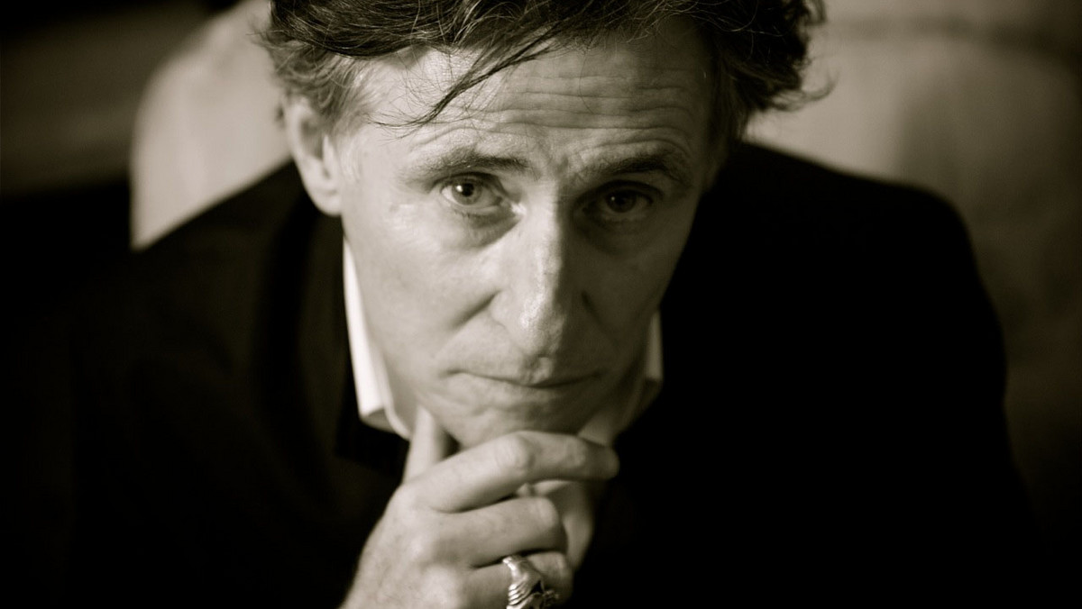 Laureat Złotego Globu, znany z takich tytułów jak "Człowiek w żelaznej masce", "Atak na posterunek" czy "Wróg publiczny" - Gabriel Byrne to kolejny członek jury konkursu "Wytyczanie drogi" podczas 8. edycji PKO Off Camera.