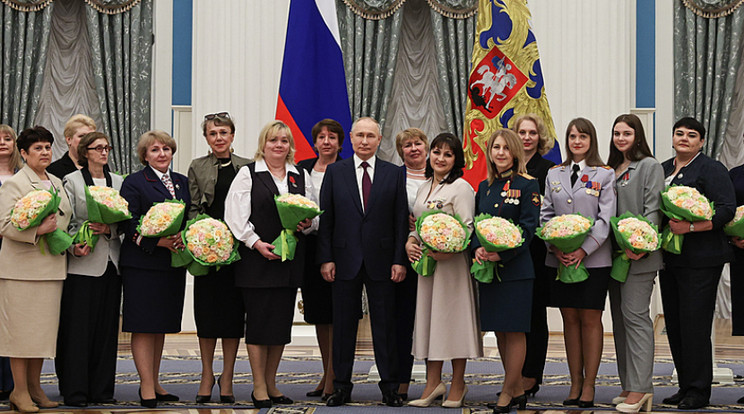 Így köszöntötte fel a hölgyeket Putyin a nemzetközi nőnapon / Fotó: Twitter