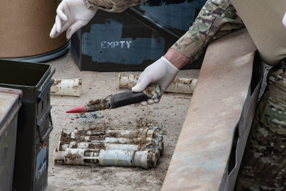 Technicy US Air Force National Guard Explosive Ordnance Disposal przygotowują pociski zawierające zubożony uran 23 czerwca 2022 r. w Tooele Army Depot, UT. US Air National Guard.