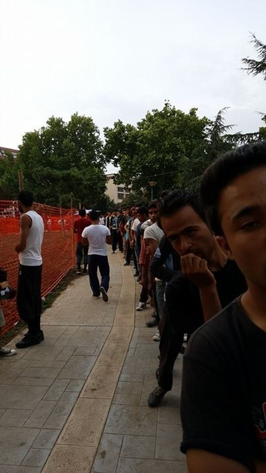 Red za besplatan obrok u parku kod Glavne autobuske stanice u Beogradu