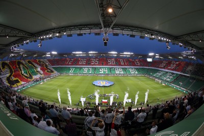 Legia zamiast goli sprzedaje ciuchy i szuka kibiców w całej Polsce