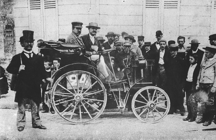 Panhard&Levassor podczas wyścigu Paryż-Rouen w 1894 r.: pierwszy samochód w historii z okrągłą kierownicą.